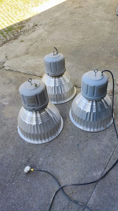 Candeeiros industriais para armazém.