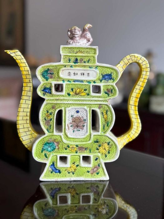 Jarro chinês em porcelana famille verte com figuras