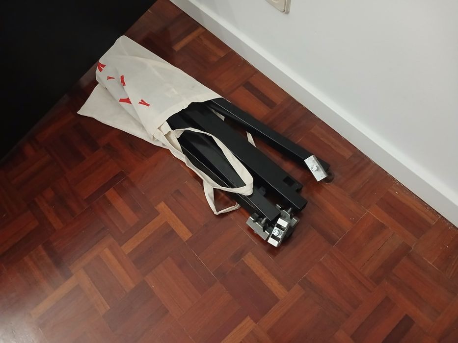Mesa preta desmontavel em madeira ,que dá para montar facilmentee