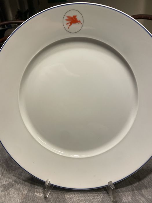 Prato de porcelana da marca Mobil