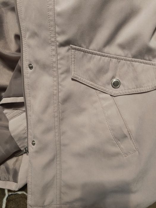 Нова. Жіноча курточка, вітровка