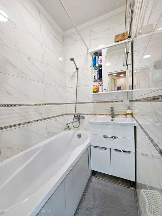 Продається житлова 3-кімнатна квартира на 2-поверсі біля парку...