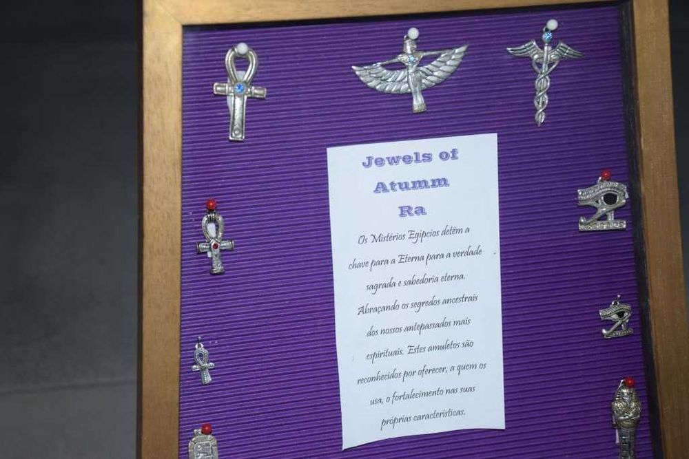 Quadro com 16 medalhas com símbolos Atum Ra (Antigo Egito)