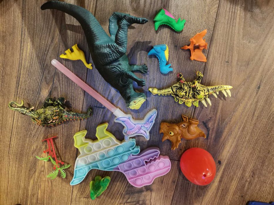 Zestaw dinozaurów, figurki, pop it