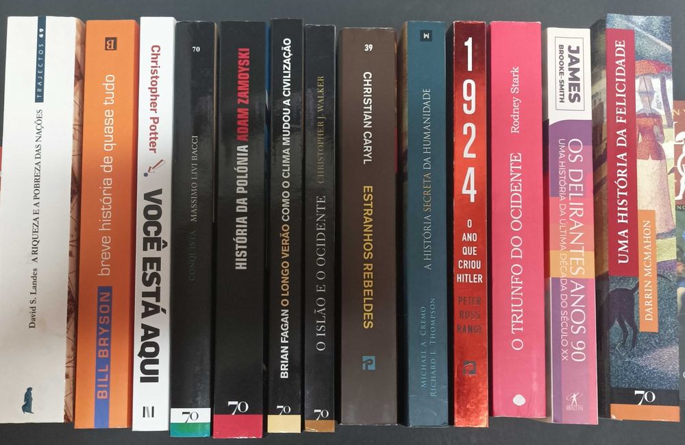 Livros de história Promoção: na compra de 4 ou mais livros, cada um fica a 10 euros.