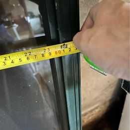 2 janelas em alumínio tamanho 118 por 63 tem os aros