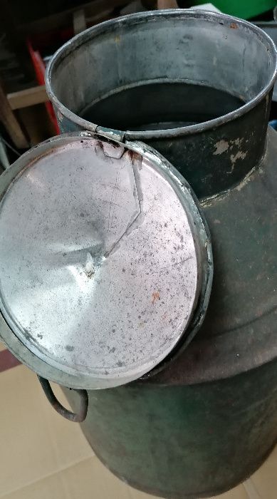 Pote metalico, usado no azeite, em bom estado