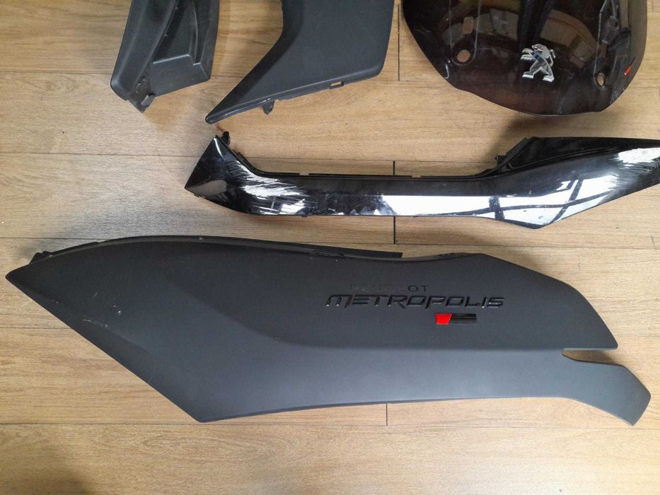 DIVERSO MATERIAL PARA PEUGEOT METROPOLIS 400