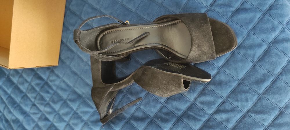 Czarne buty na obcasie 36