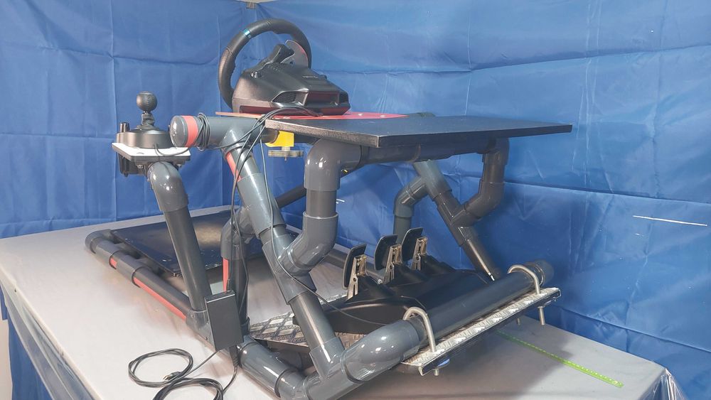 Simulador Logitech com volante, pedais, mudanças e frame