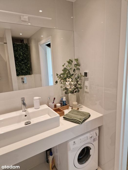 Dom nad dzikim jeziorem – 35 m² ciszy, lasu i szybkiego
internetu