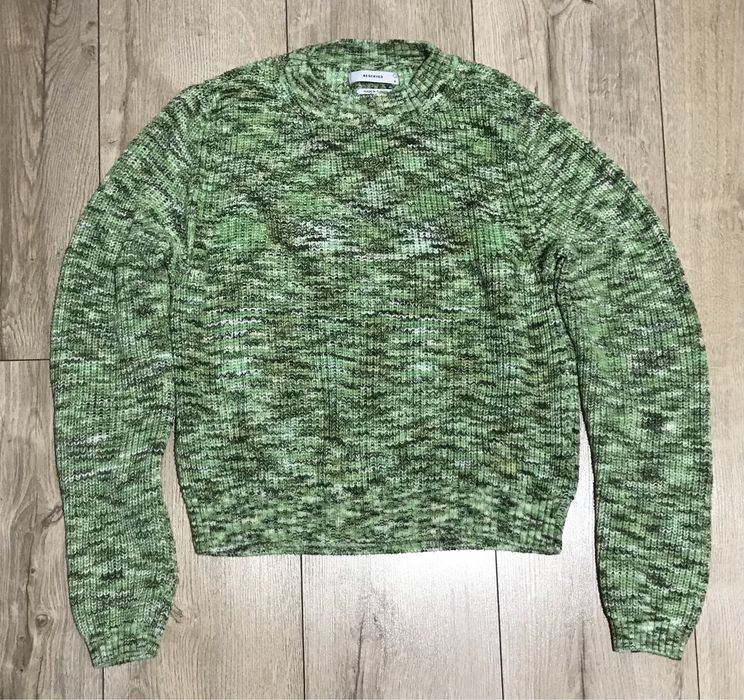 Sweter reserved.