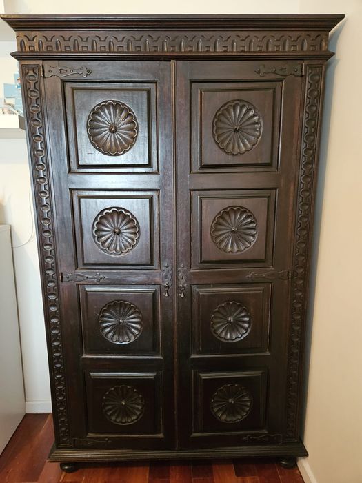 Armário antigo em madeira maciça