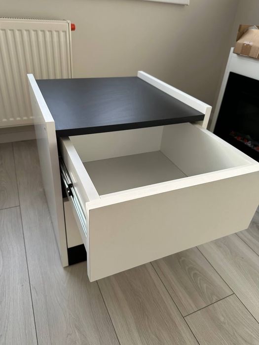 Тумбочки приліжкові