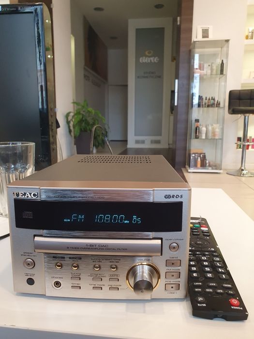 Amplituner TEAC mini z pilotem zastępczym.