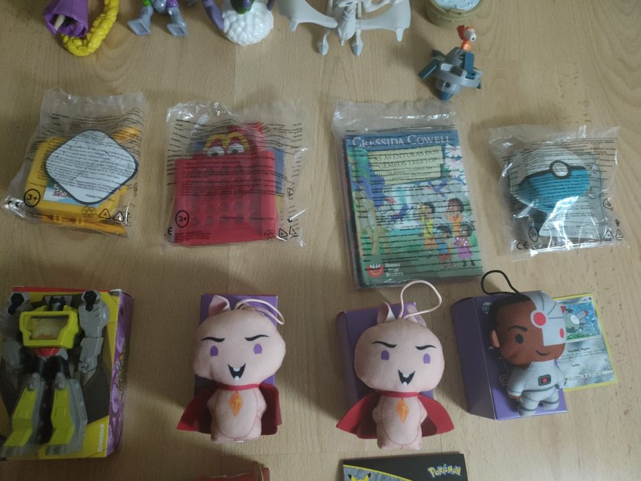 Various Collectible Figures64552370386177121