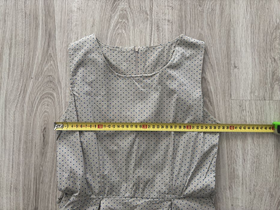 Sukienka bezowa w granatowe kropeczki