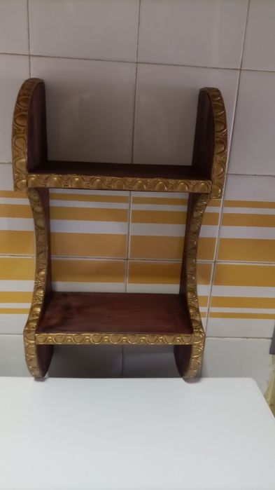 Estante pequena decorada , com ou sem  frascos