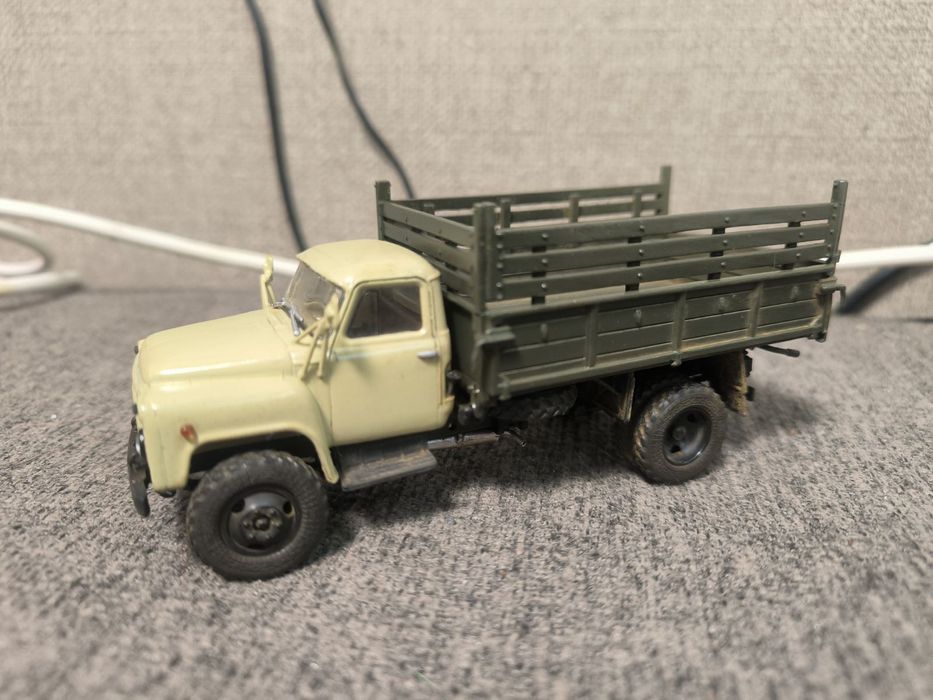 Продаю колекційну модель автомобіля газ-саз 53б .