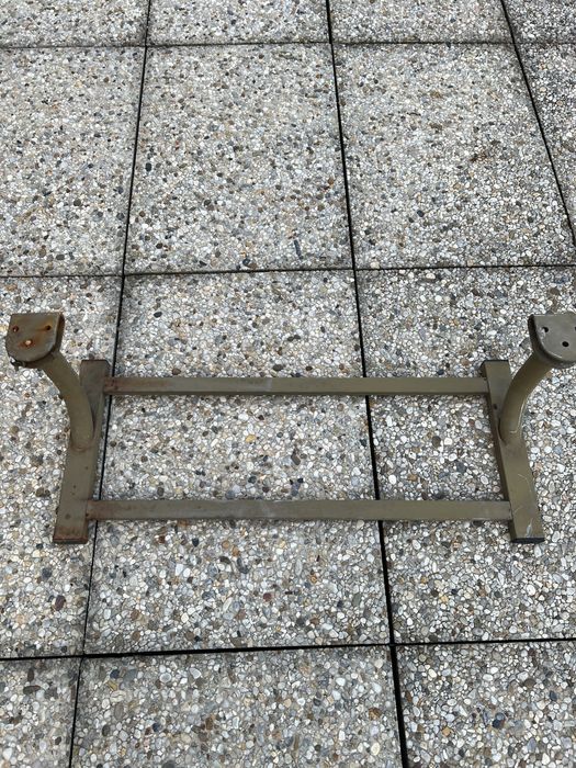 Apoio em ferro para encaixar em mesa ou em outro lugar .