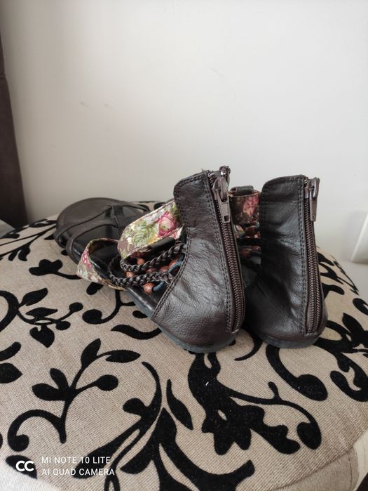 Босоніжки жіночі