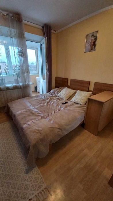 Трикімнатна квартира на Південно-Заході, хороший стан.