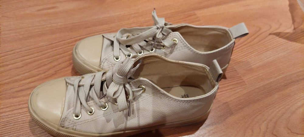 Ténis de material impermeável