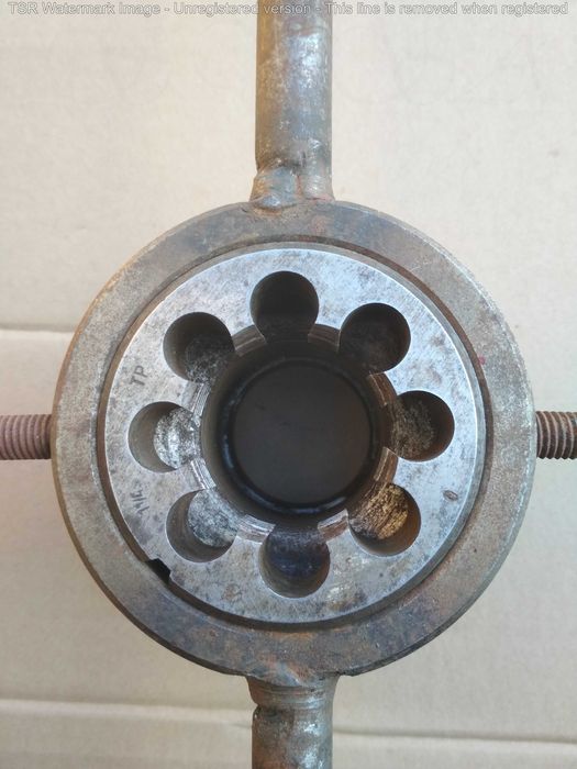 Приспособление для нарезки трубной резьбы с плашкой 1 1/4"