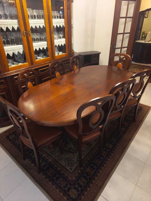 Conjunto Mesa Extensível em Madeira Maciça + 8 Cadeiras
