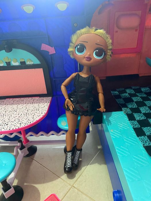Auto caravana Lol com oferta de boneca LOL