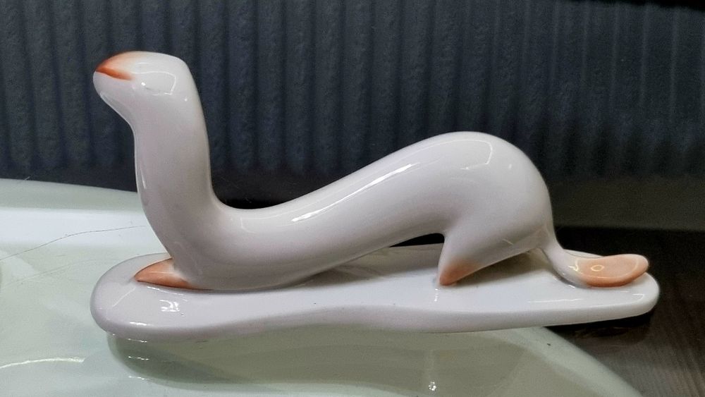 Sygnowana figurka Łasiczka M. Naruszewicz, Ćmielów, 1956 r.