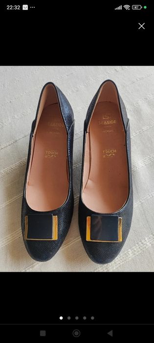 Sapatos de mulher azul escuro e dourado