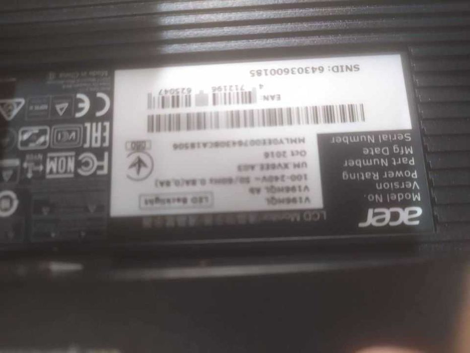 1 Ecrã/monitor e teclados