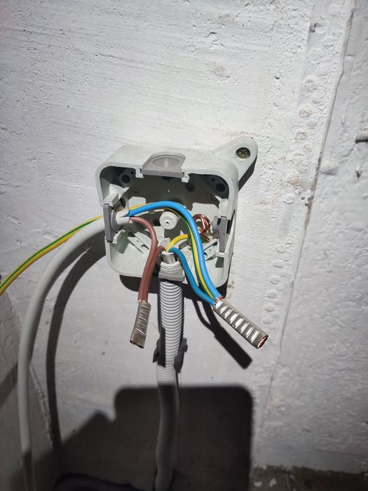 Вибиває автомат або тече бойлер? Електрик + сантехніка | Ковель