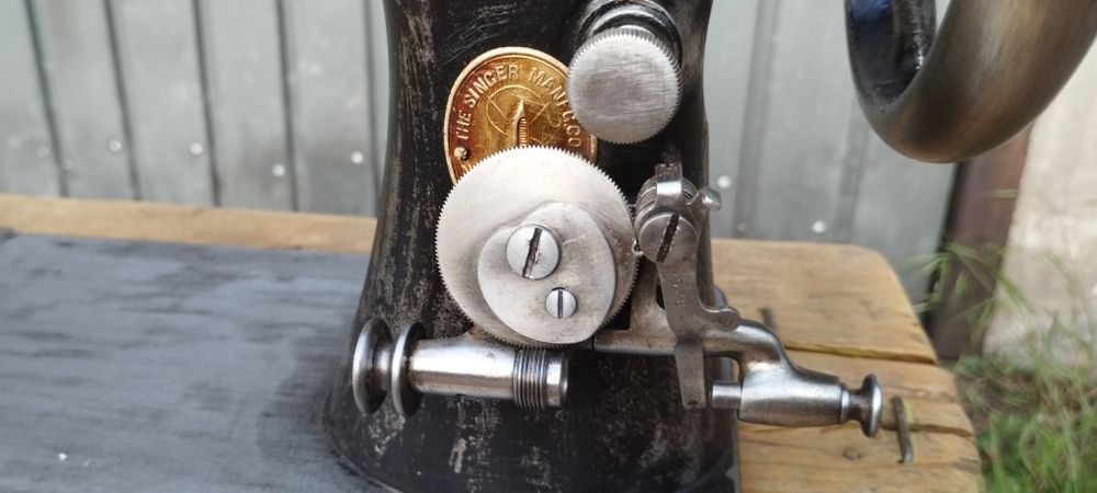 Dekoracyjny Singer.