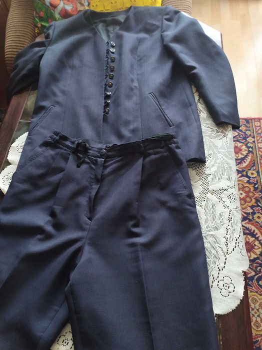 Garsonka z spodniami i kamizelką