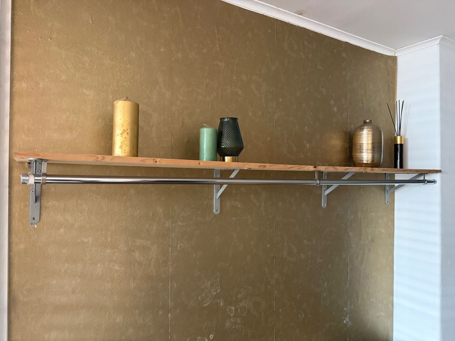 Prateleira de madeira com ferro para roupa