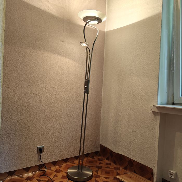Lampa stojąca z regulacją