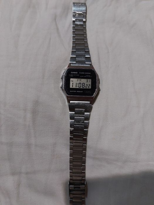 Casio Vintage A158WE 

Bracelete em aço inoxidável e ecrã digital