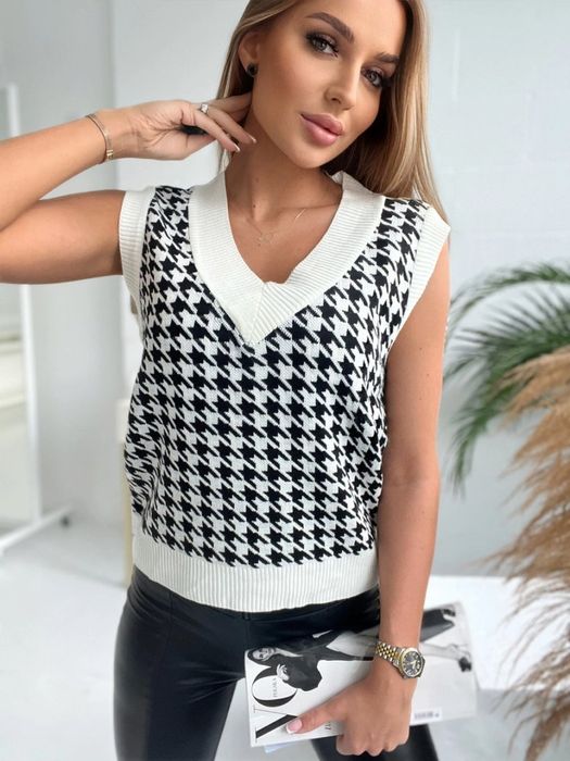 Sweter bezrękawnik damski w pepitkę ecru – modny i elegancki