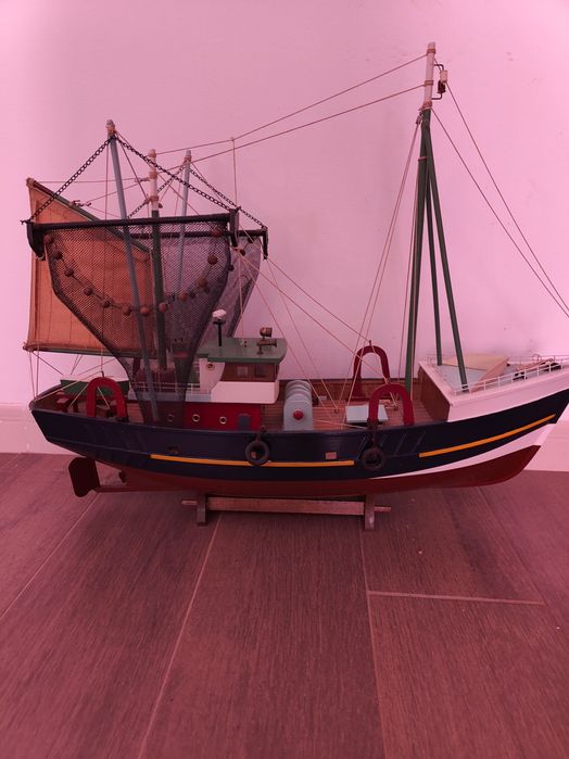 barco de pesca em madeira