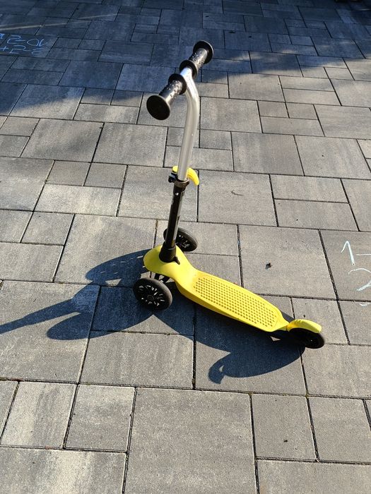 Żółta hulajnoga Decathlon