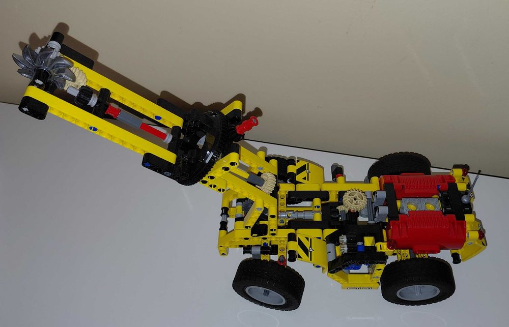 Pojazd z klocków lego technic ładowarka górnicza