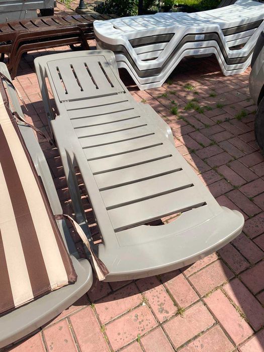Шезлонги, лежаки, столики для шезлонгів: Білі і капучіно! Нові