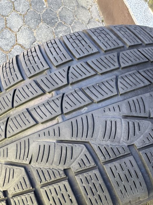 Oryginalne felgi Porshe z oponami zimowymi.