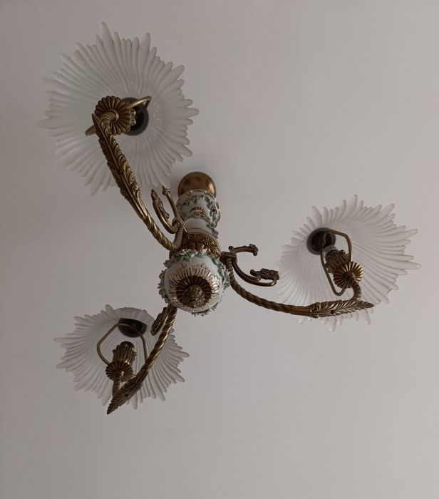 Vários candeeiros de teto