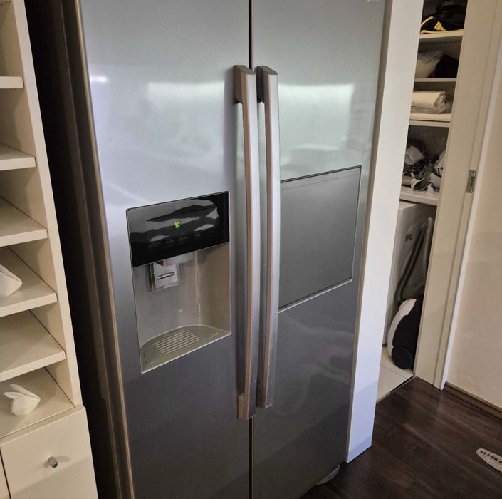 Sprzedam lodówkę LG z dystrybutorem wody i  z kostkarką  GS3159PVBV