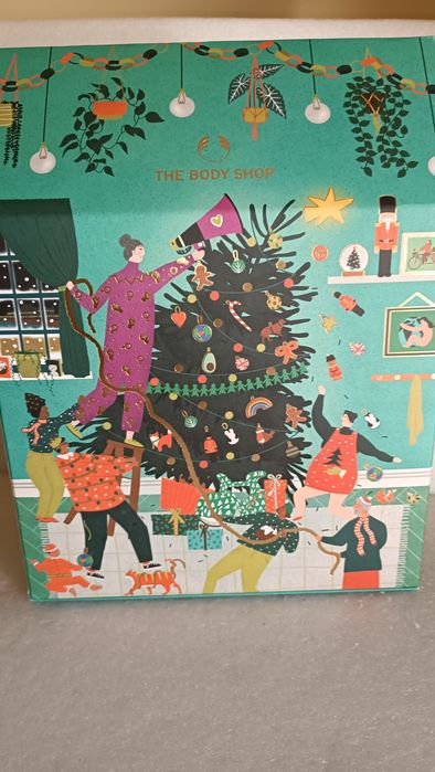 Antiga grande caixa advento da body shoop para decoração