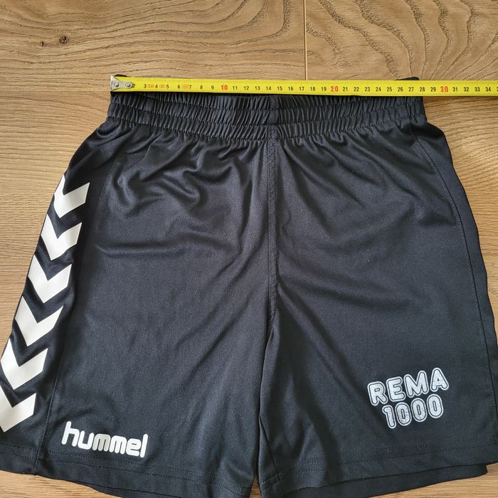 Krótkie spodenki chłopięce piłkarskie r.140/146 Hummel
