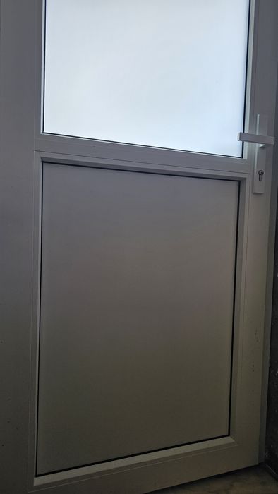 Porta em PVC branco e imitação madeira
